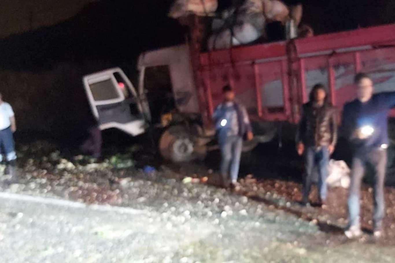 Yağışlı hava kazaya neden oldu: Biri ağır 2 yaralı Yağışlı hava kazaya neden oldu: Biri ağır 2 yaralı